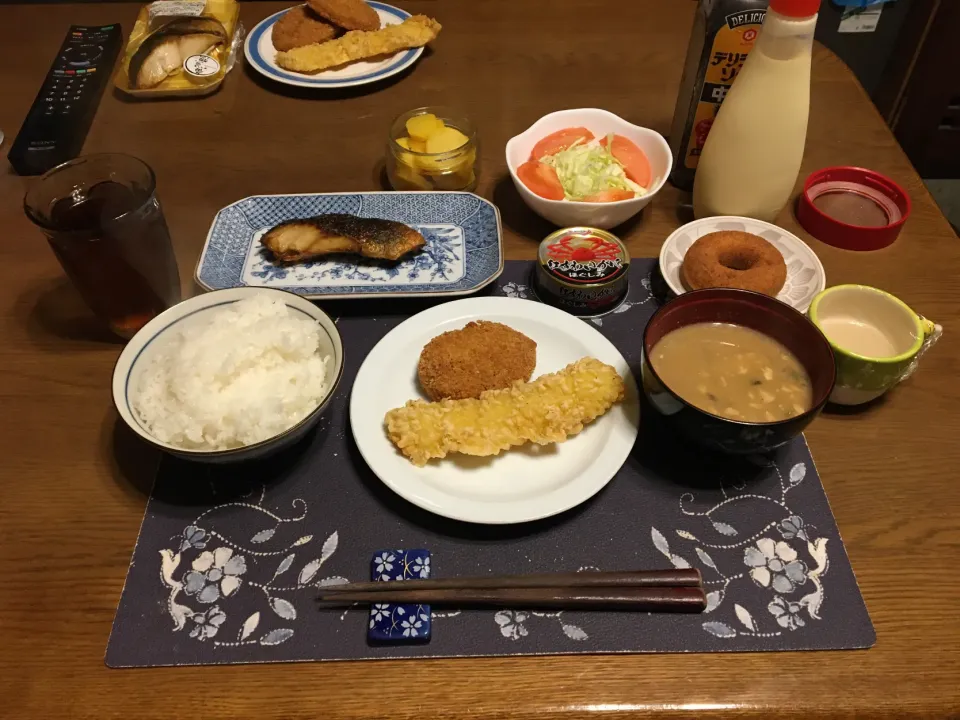 ご飯、真ほっけ照り焼き、コロッケ、イカ天、紅ずわいがにほぐしみ缶詰、サラダ、味噌汁、烏龍茶、おからドーナツ、森永マミーの寒天(夕飯)|enarinさん