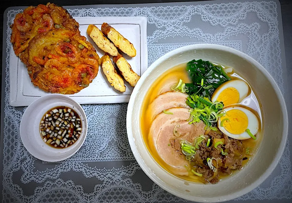 Snapdishの料理写真:チャーシュー、肉肉うどん&エビのかき揚げ🦐|Hanami Takigamiさん