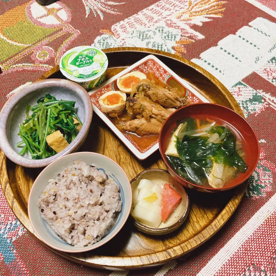 grandmaの晩ごはん☆ 今夜は壬生菜と厚揚げを炊いたん、チキンバーを玉子、タマネギ､ネギを柚子ポン酢で煮たよ。お味噌汁を添えて頂きます|kaoriさん