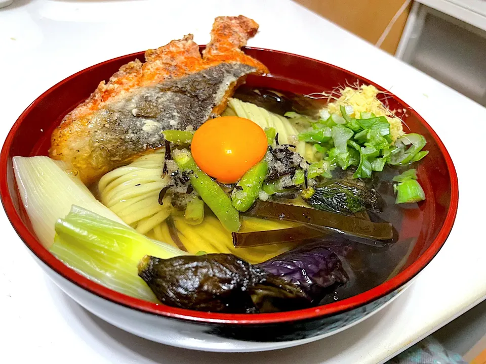 サーモン香草焼き＆揚げ茄子＆下仁田葱のぶっかけうどん|マニラ男さん