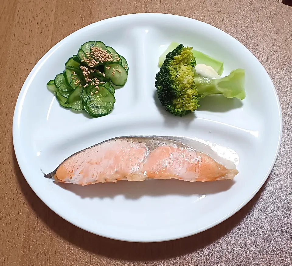 塩鮭
きゅうりの酢の物
ブロッコリー
豚バラと玉ねぎの豚汁
ご飯🍚|ナナさん