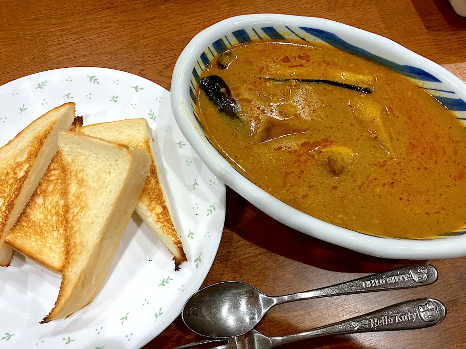 Snapdishの料理写真:即席スープカレーで　昼ご飯|sakuramochiさん