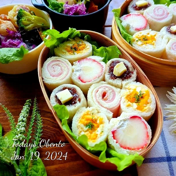 長女弁当💕
ロールサンド弁当✨

✾ロールサンド
　卵、ハムチーズ、苺ホイップ、あんバタ
✾チューリップ唐揚げ
✾ポテサラ
✾紫キャベツマリネ
✾かぼちゃ甘煮

ぐちゃぐちゃ😂|さらママさん