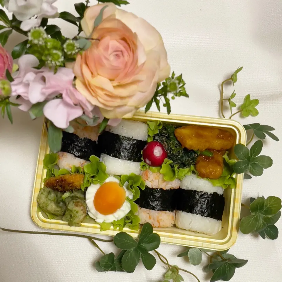 Snapdishの料理写真:1/19❤︎主人のおにぎり弁当🍙🌱

＊ 紅鮭おにぎり
＊ 梅、塩昆布おにぎり
＊ 半熟たまご
＊ あじフライ
＊ ちくわの磯辺揚げ
＊ いかの天ぷら|Makinsさん