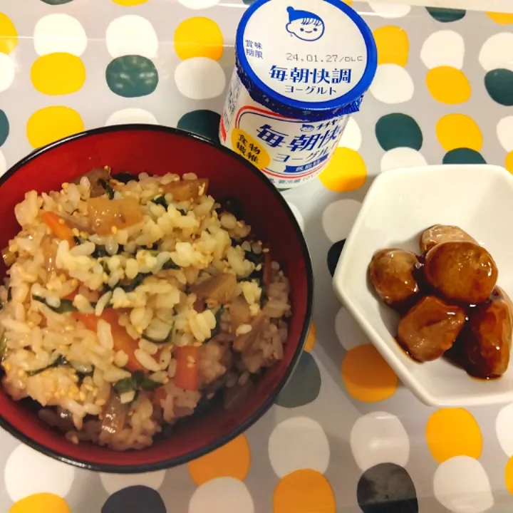 Snapdishの料理写真:あるもので作りました朝ご飯!
*作ったのは大根葉人参生芋蒟蒻の混ぜご飯。|m.rafuさん