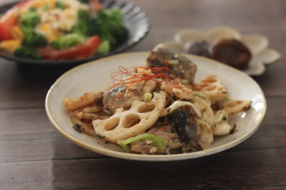 かぶと蓮根とさば缶のオイスターにんにく炒め|ちいさなしあわせキッチンさん