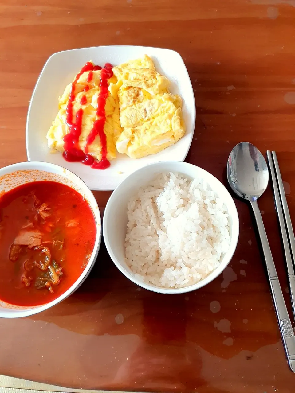 Snapdishの料理写真:kimchi soup and egg roll with rise|별빛해달さん