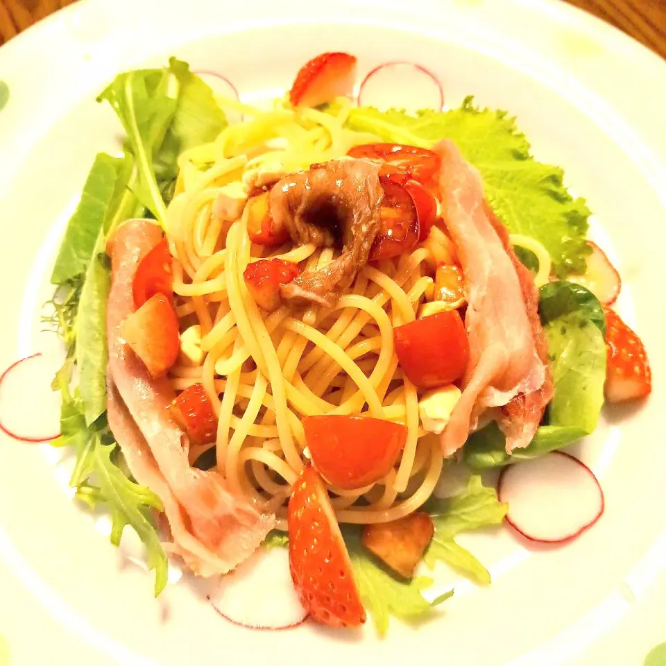 Snapdishの料理写真:苺と生ハムのバルサミコ酢パスタ🍝|Wal Nutsさん