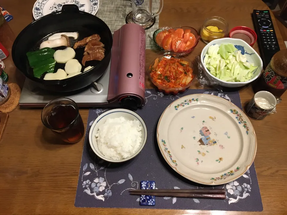 ご飯、南部鉄器の鉄鍋焼き(味噌漬け豚肉、ジャガイモ、エリンギ、ピーマン)、バリバリキャベツ、トマト、キムチ、沢庵、烏龍茶、森永マミーの寒天(夕飯)|enarinさん