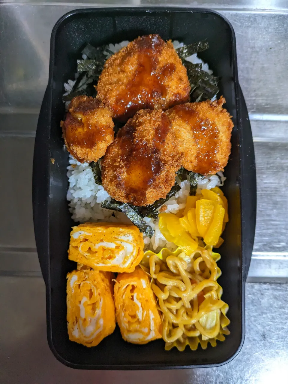 旦那弁当　2024/1/20

チキンカツ
焼きそば
玉子焼き|ユキヨメ♪さん