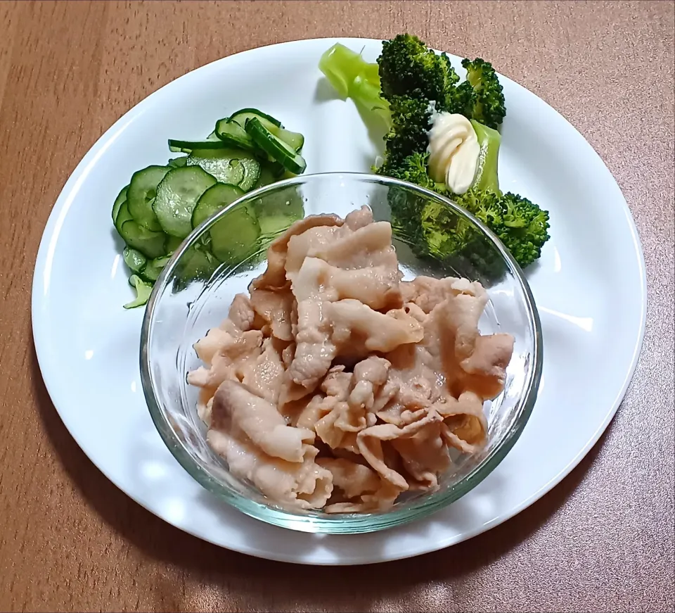 Snapdishの料理写真:きゅうりの酢の物
ブロッコリー
豚バラの甘辛煮
ご飯🍚|ナナさん