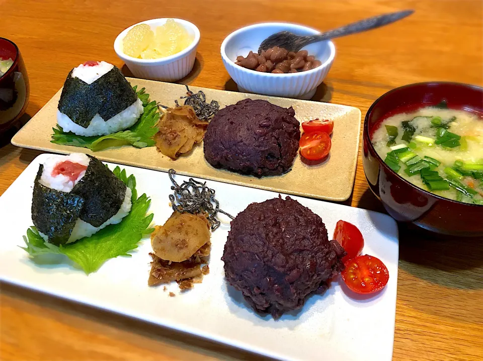 ランチはオニギリ🍙とおはぎ　生姜のおかか佃煮・梅塩昆布で　　　　　　　　　　　味噌汁は酒粕入り|じゅんさんさん