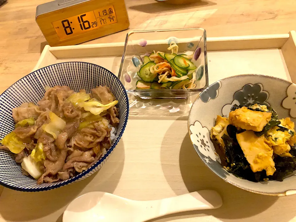 豚とキャベツの餡掛け丼❁わかめと厚揚げの卵とじ❁カニカマときゅうりの酢の物|なんぷぅさん