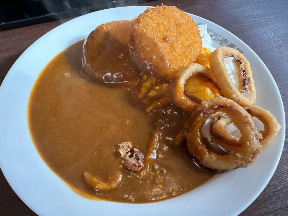 カニクリームコロッケイカカレー🦀🦑🍛スクランブルエッグトッピング🍳5辛🌶️|buhizouさん