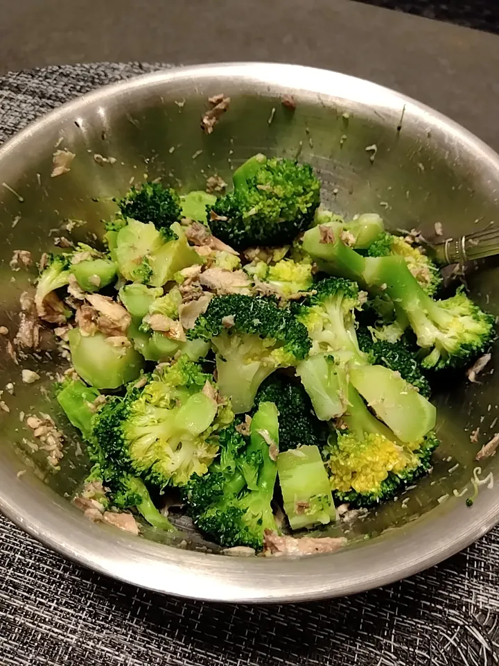 ブロッコリーとサバ缶のごま油風味|ひとり飯さん