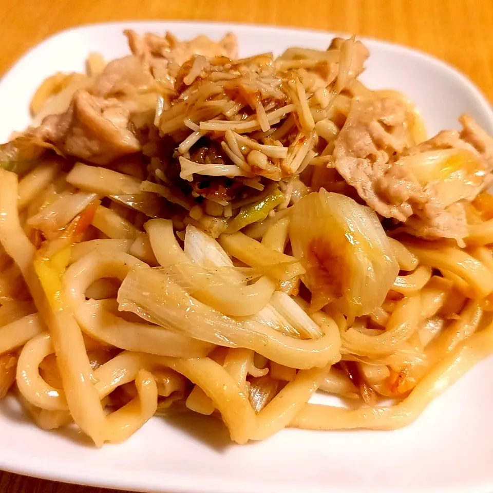 白ネギたっぷり焼きうどん／手作り梅なめたけをのせて／お肉はプラス塩糀パウダーてみ柔らか♫|チョコさん