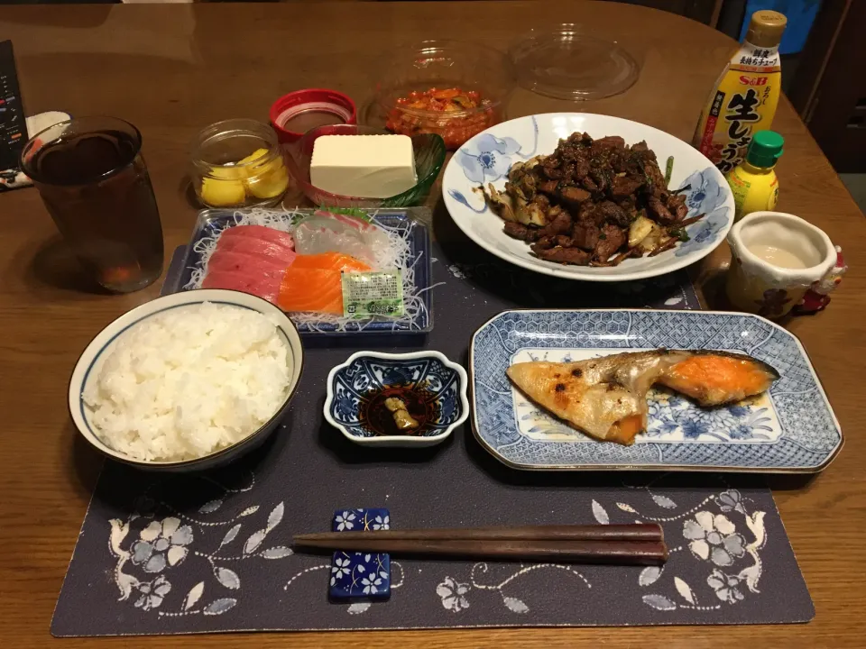 ご飯、本鮪入りお造り三点盛り、肉野菜味噌炒め、熟成紅鮭のかまの焼き物、冷奴、キムチ、沢庵、烏龍茶、森永マミーの寒天(夕飯)|enarinさん