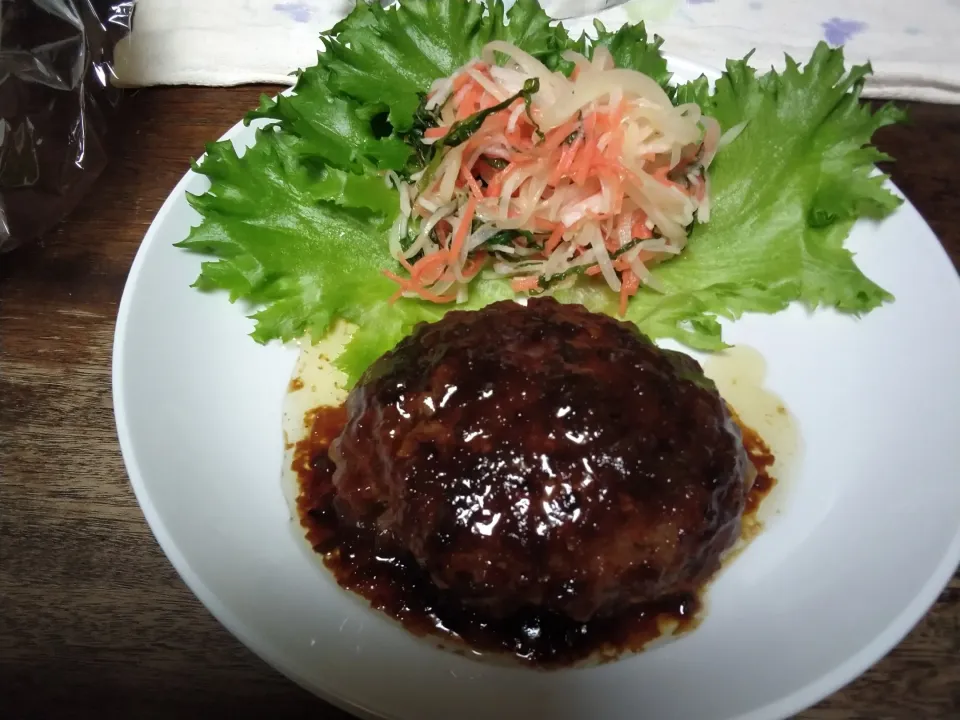 牛ひき肉100%の手作りハンバーグと付け合わせサラダ|にんにくと唐辛子が特に好き❤️(元シャリマー)さん