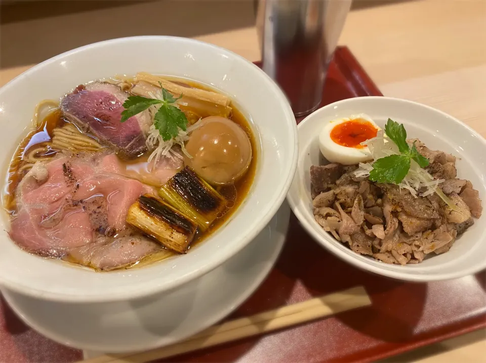 Snapdishの料理写真:【燃えよ麺助】味玉紀州鴨そば/炙りチャーシュー丼|びきたろうさん