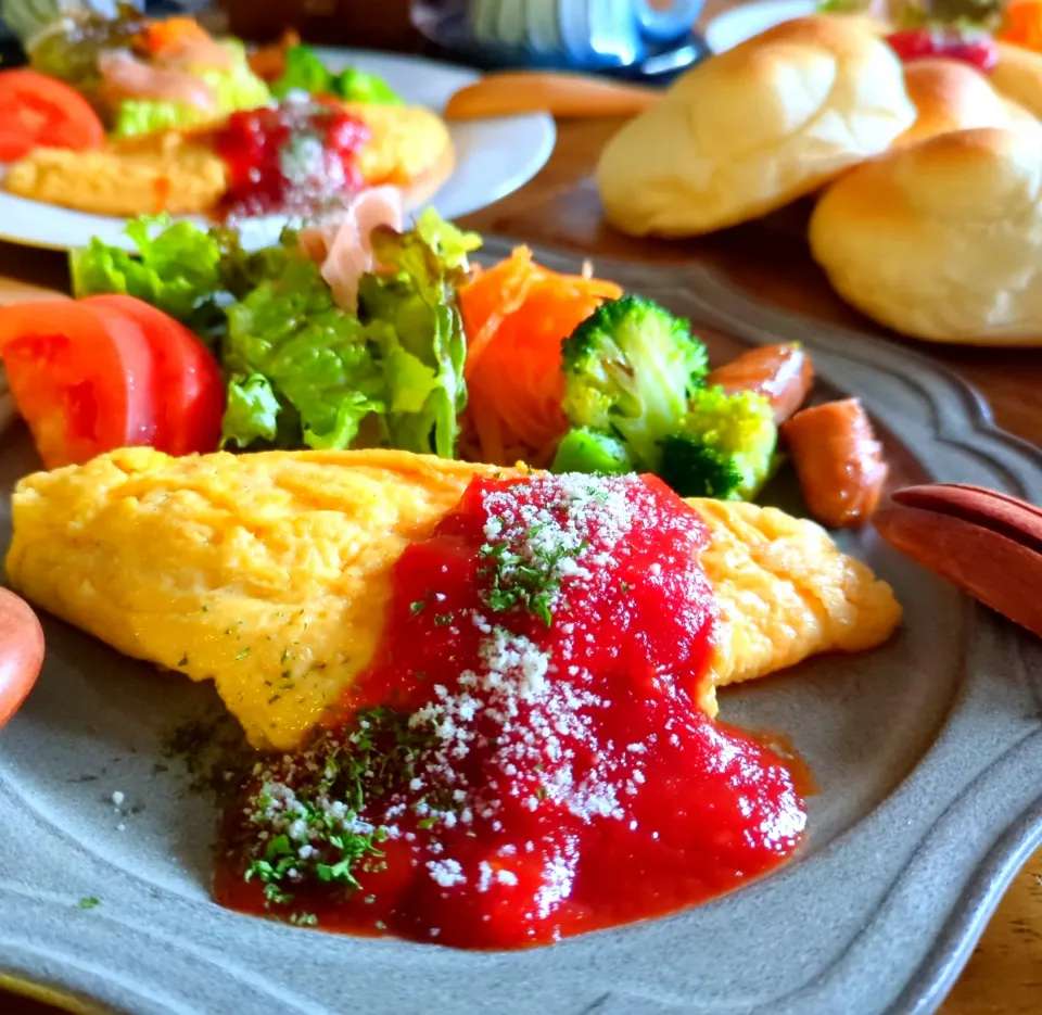 休日朝ごはん💕

✾チーズオムレツ＆手作りトマトソース
✾キャロットラペ
✾生ハムサラダ
✾ウインナーソテー
✾ブロッコリーナムル
✾白パン|さらママさん