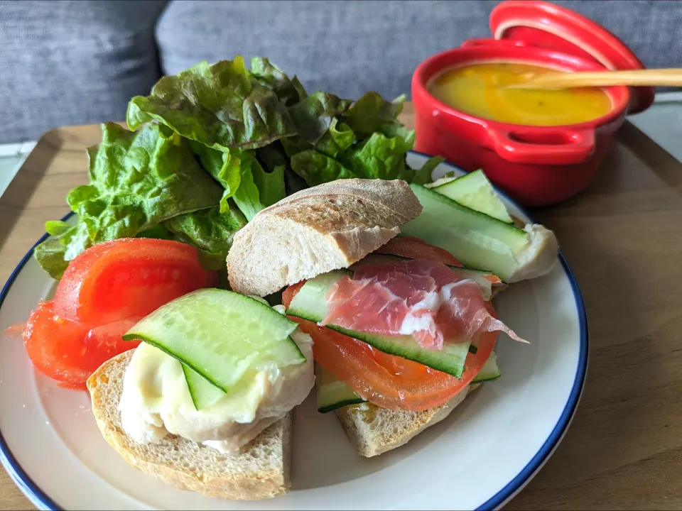 Snapdishの料理写真:鶏ハムサンドとカボチャスープ|しあるさん