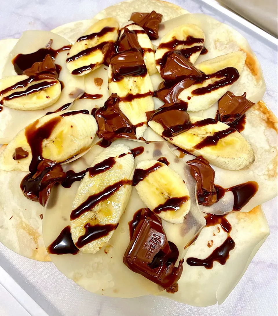 アイスがあれば完璧だった餃子の皮のチョコバナナピザ🍕|maccoさん