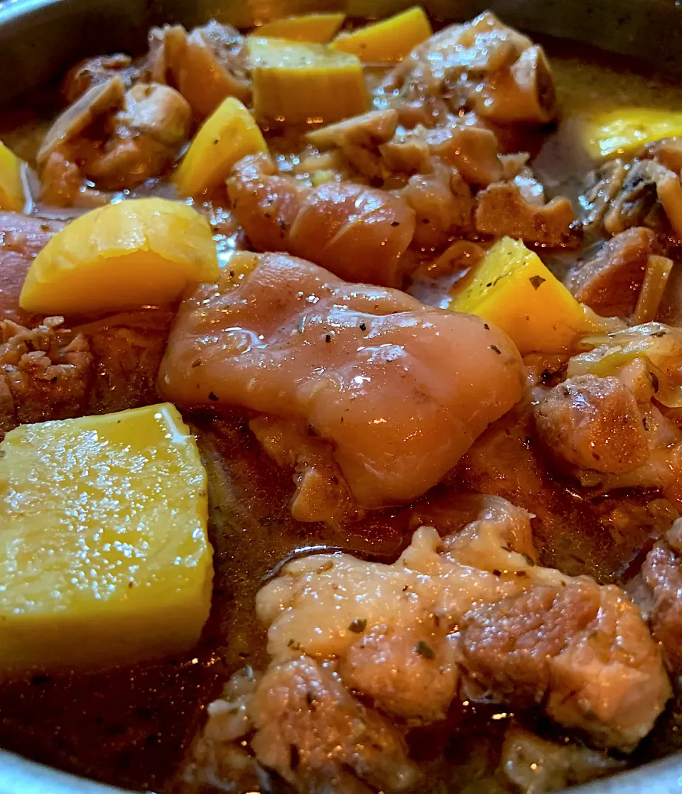 Pork knuckle cooked in vinegar soysauce, garlic, onions, oregano, banana blossom, sugar, salt, pepper and with sweet potatoes “paksiw na pata”|Ahnneさん