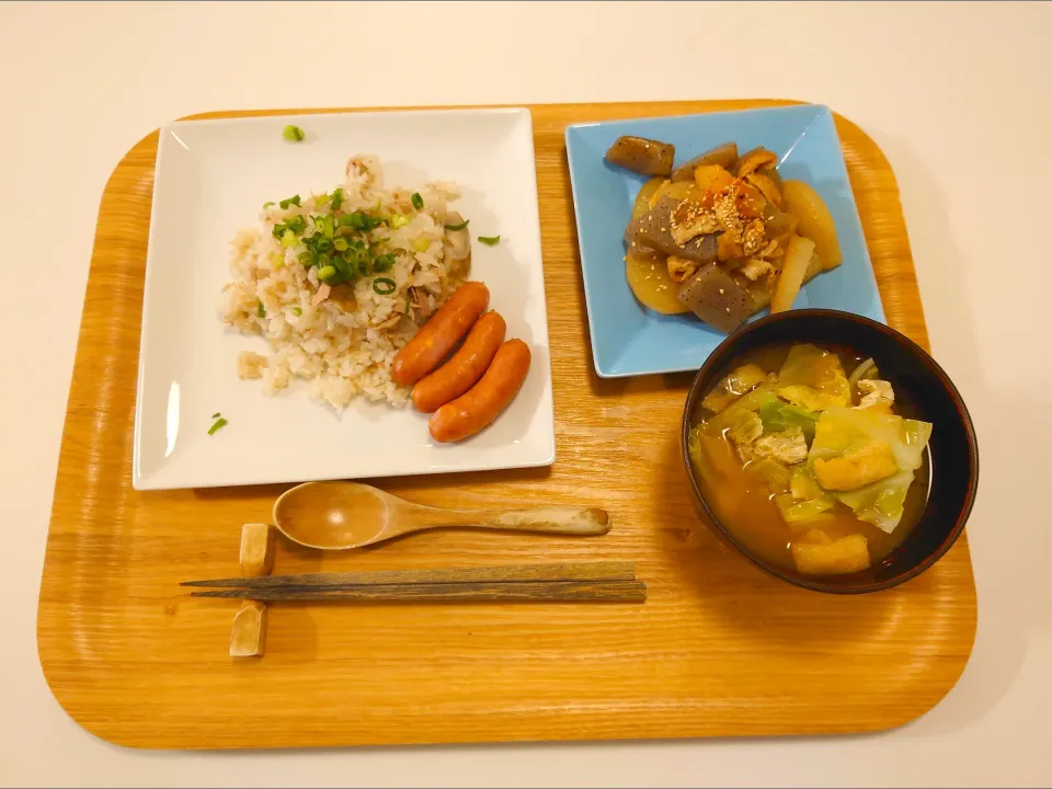 今日の夕食　ツナとごほうの炊き込みご飯、大根とこんにゃくの煮物、キャベツ味噌汁|pinknari🐰🌈さん