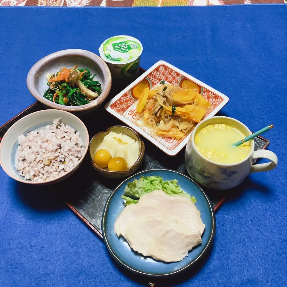 Snapdishの料理写真:grandmaの晩ごはん☆ 今夜は鶏ハム、かぼちゃの春雨炒め、ほうれん草と人参🥕とシメジのごま和え、コーンスープ…頂きます|kaoriさん