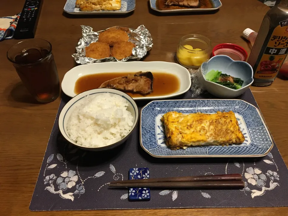 ご飯、ぶり照り、カニのほぐしみ入り玉子焼き、コロッケ、小松菜のお浸し、沢庵、烏龍茶(夕飯)|enarinさん