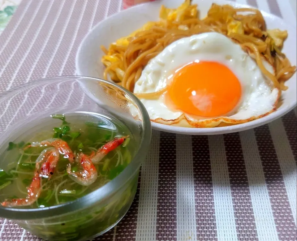 Snapdishの料理写真:桶底ソース焼きそば
中華スープ(桜えび×豆苗)|マギーさん