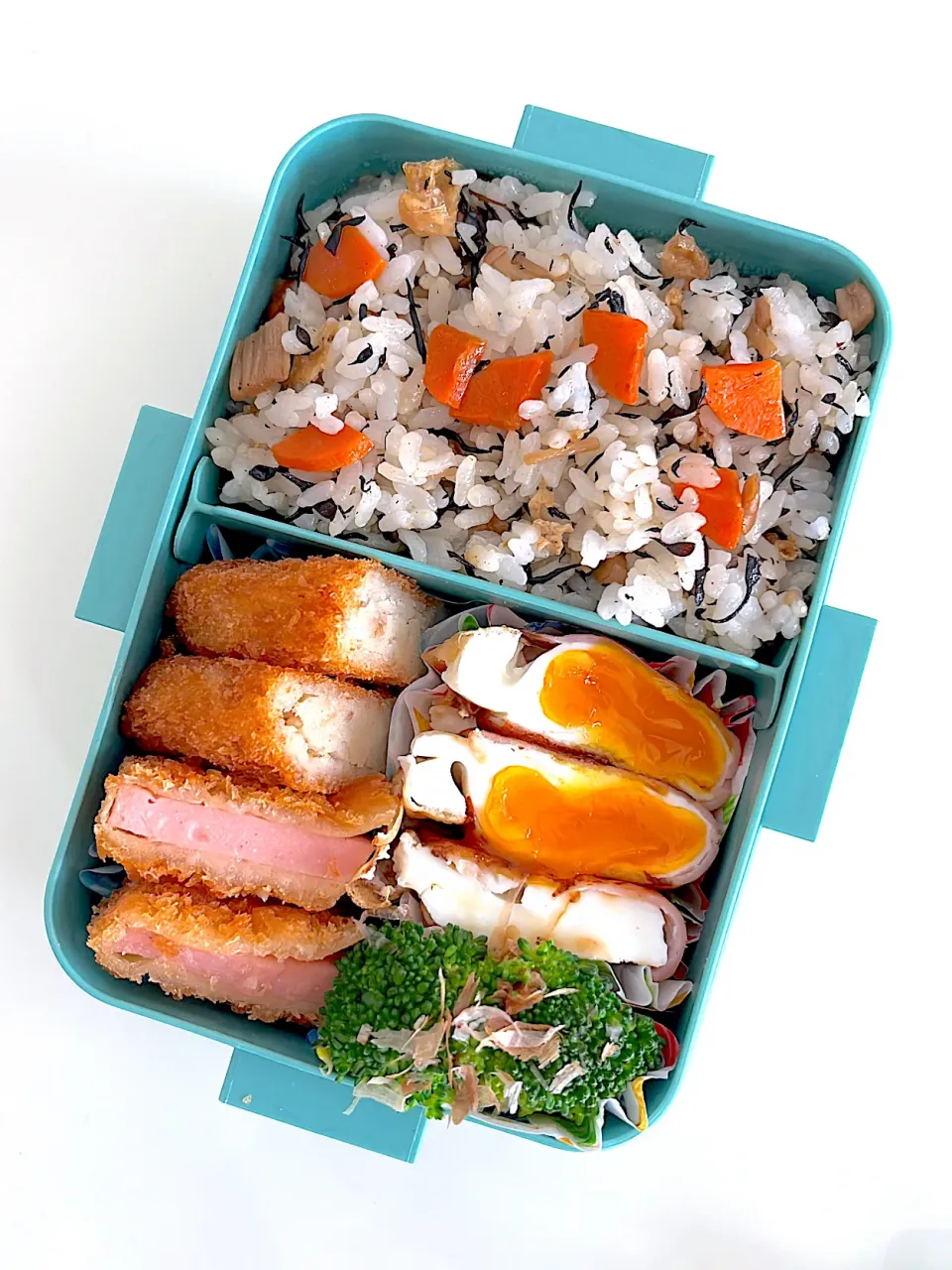 混ぜご飯とコロッケ弁当♪|ikumonさん