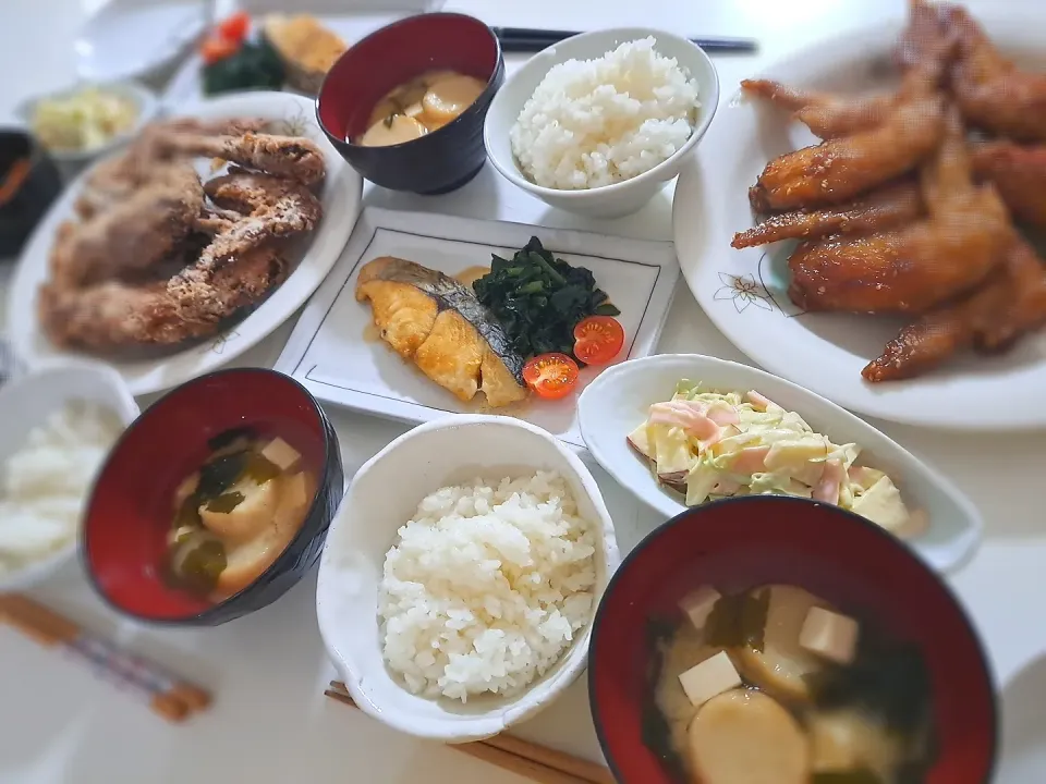 昨日の夕食(,,>᎑<,,)
手羽先塩唐揚げ
手羽先甘辛焼き
サワラとほうれん草のバターソテー
キムチ|プリン☆さん