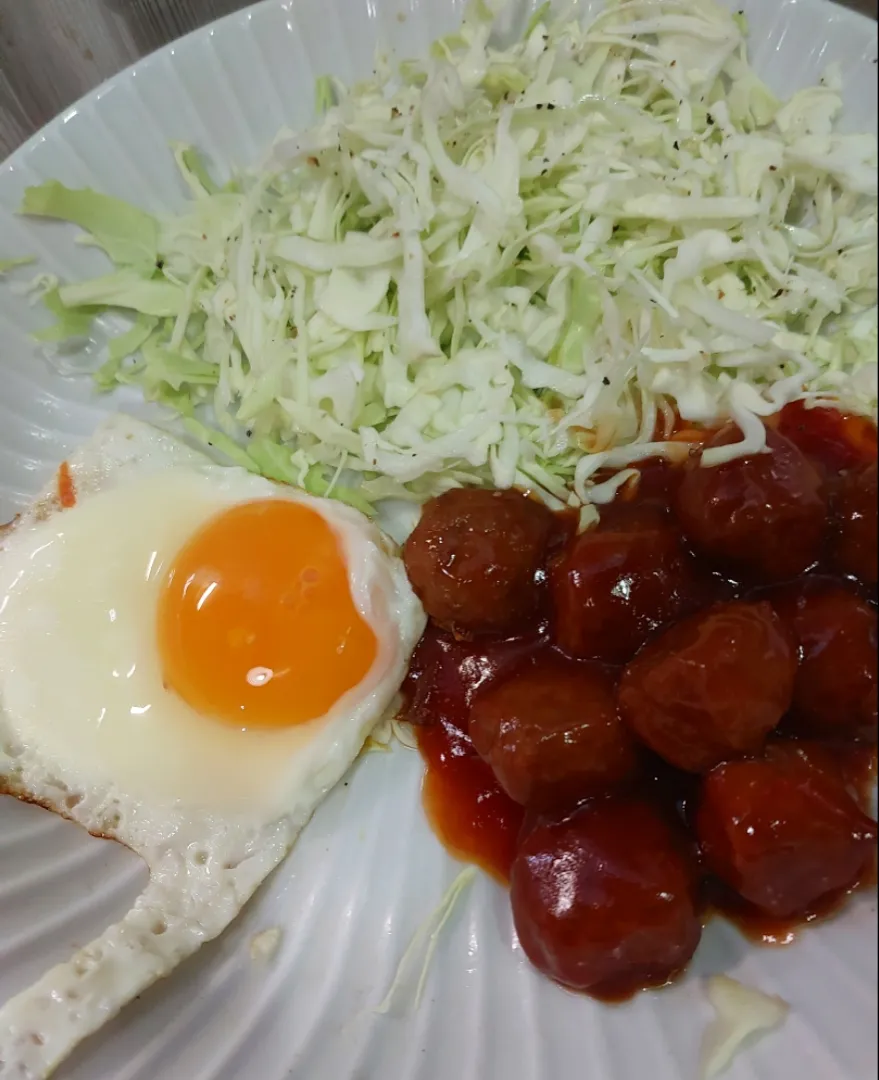 腸活🙆ヘルシー朝ごパン🙆
ミートボール
目玉焼き
キャベツサラダ
食パン←画像無し😅|🐧ペンギン2さん