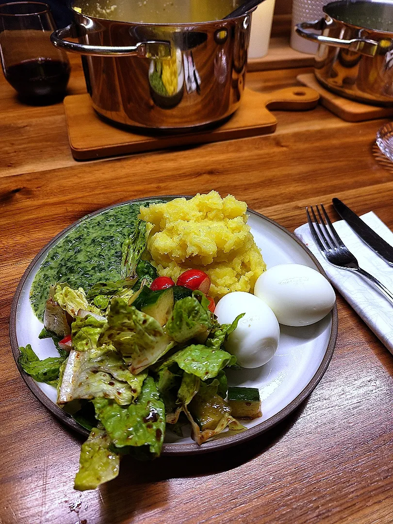 Boiled eggs with spinach, mashed potatoes and salad|Vera Andrianova Forwerkさん