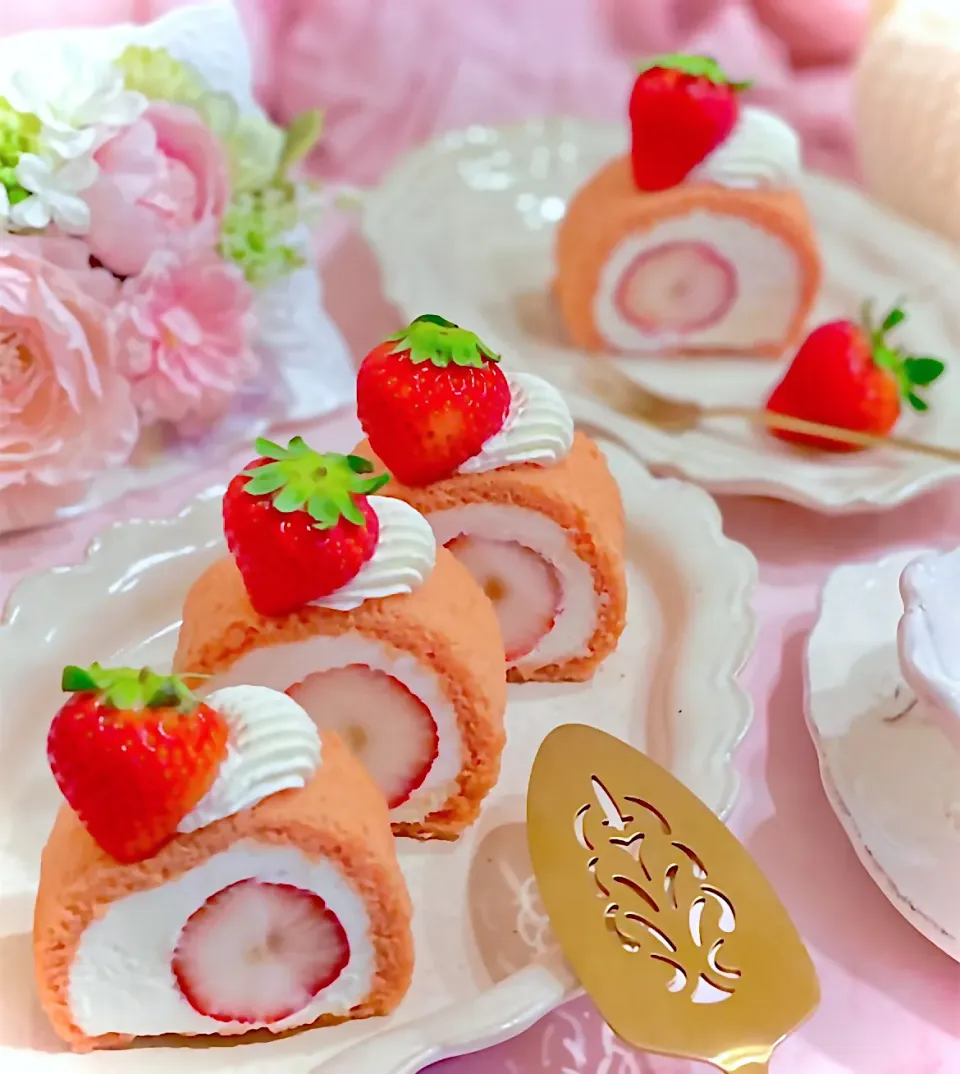 Snapdishの料理写真:熊本県産の恋みのりいちごの🍓ロールケーキ|AXさん