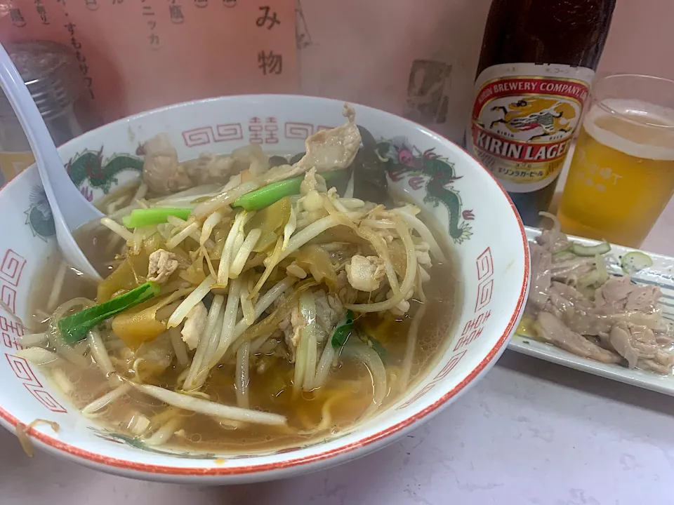 Snapdishの料理写真:大脇さんの料理 【1946年創業】 
岐阜屋 
ザーサイラーメン（650円） 
＋蒸し鶏（450円） 
@新宿4分 思い出横丁
24005 (6,350)|KimaLABOさん