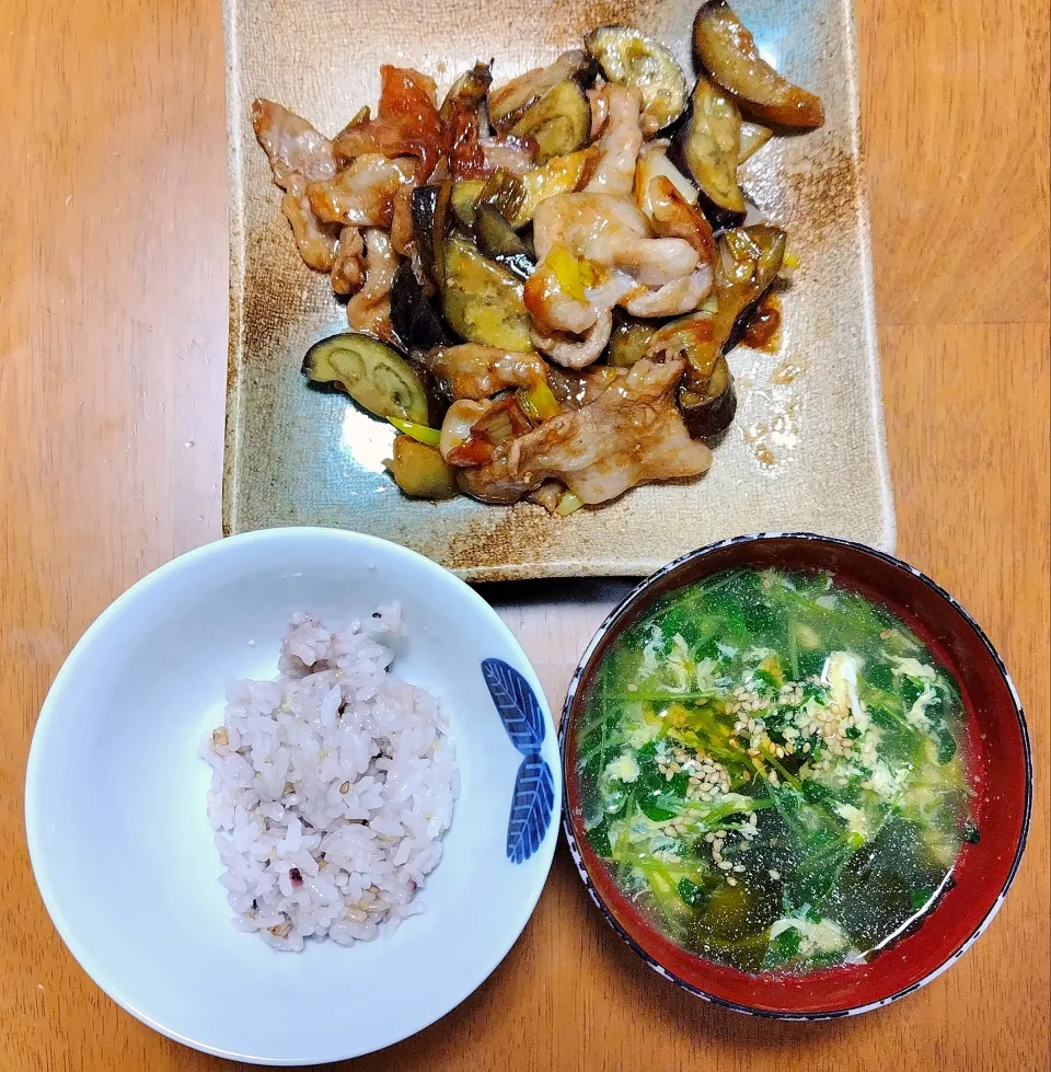 Snapdishの料理写真:2024 0120　豚肉バラ茄子のオイスターソース炒め　豆苗わかめ卵スープ|いもこ。さん