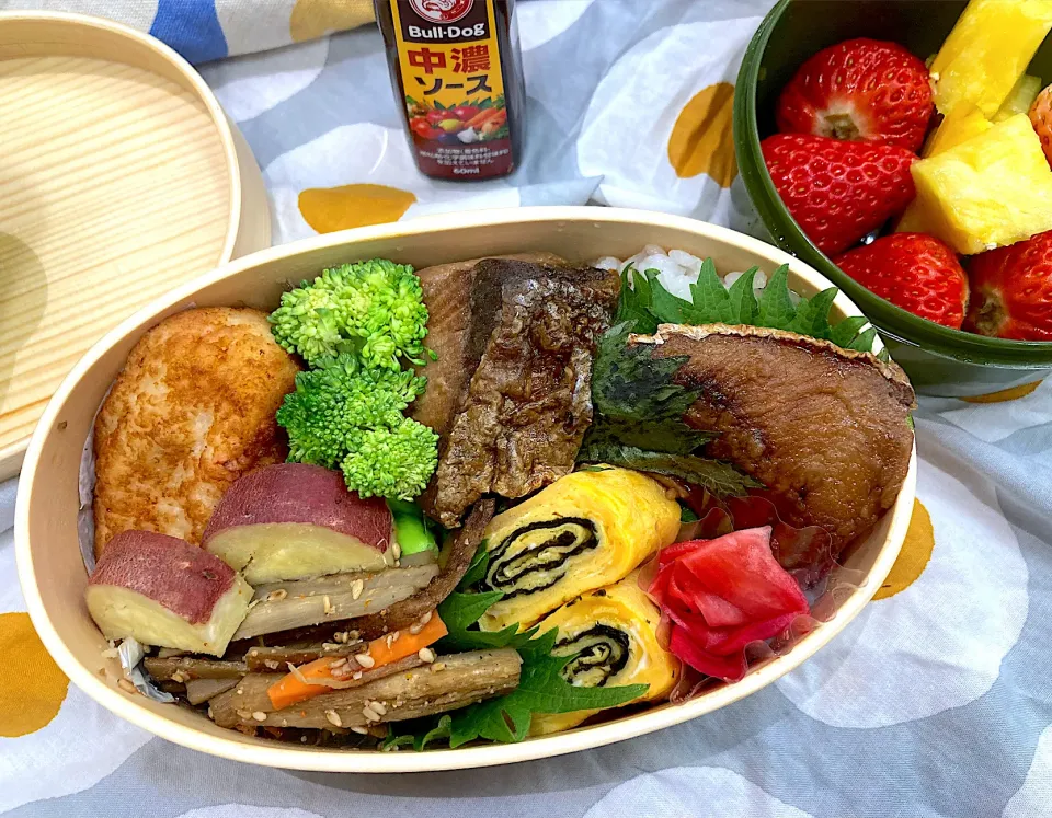 鰤の照り焼きとカニカマクリームコロッケのお弁当|ナタママさん