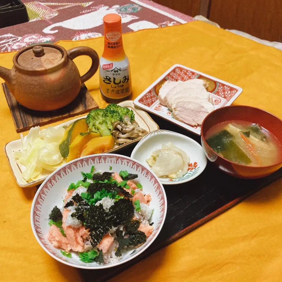 grandmaの晩ごはん☆ 今夜はサーモン丼、トッピングはシラス、ネギ、ノリで…蒸し野菜に鶏ハム、お味噌汁で頂きます|kaoriさん