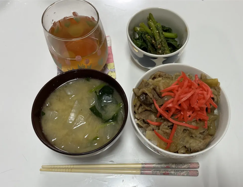 晩御飯☆牛丼☆菊菜の胡麻和え☆みそ汁（玉葱・大根・ほうれん草）|Saharaさん