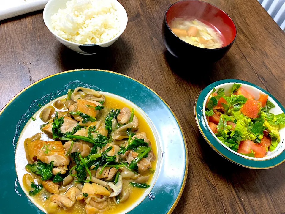 Snapdishの料理写真:鶏肉と春菊の醤油炒め(バター醤油)|しんさん