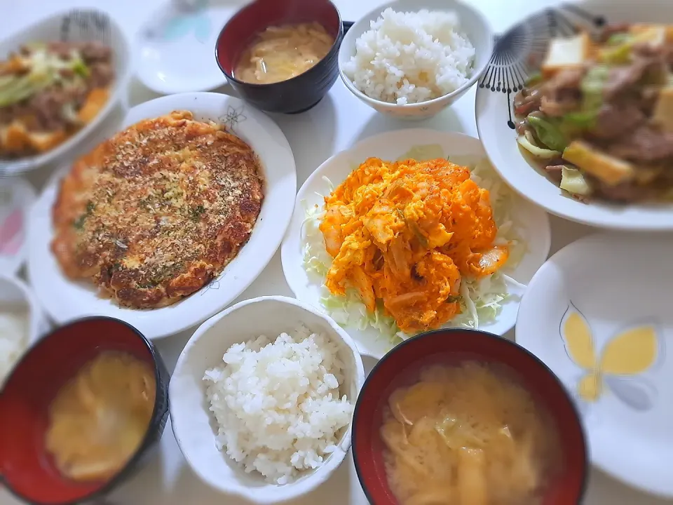 Snapdishの料理写真:夕食(,,>᎑<,,)
豚肉と厚揚げとキャベツ炒め
長芋チーズ焼き
海老と卵のマヨキムチ炒め
お味噌汁(白菜、油揚げ)|プリン☆さん