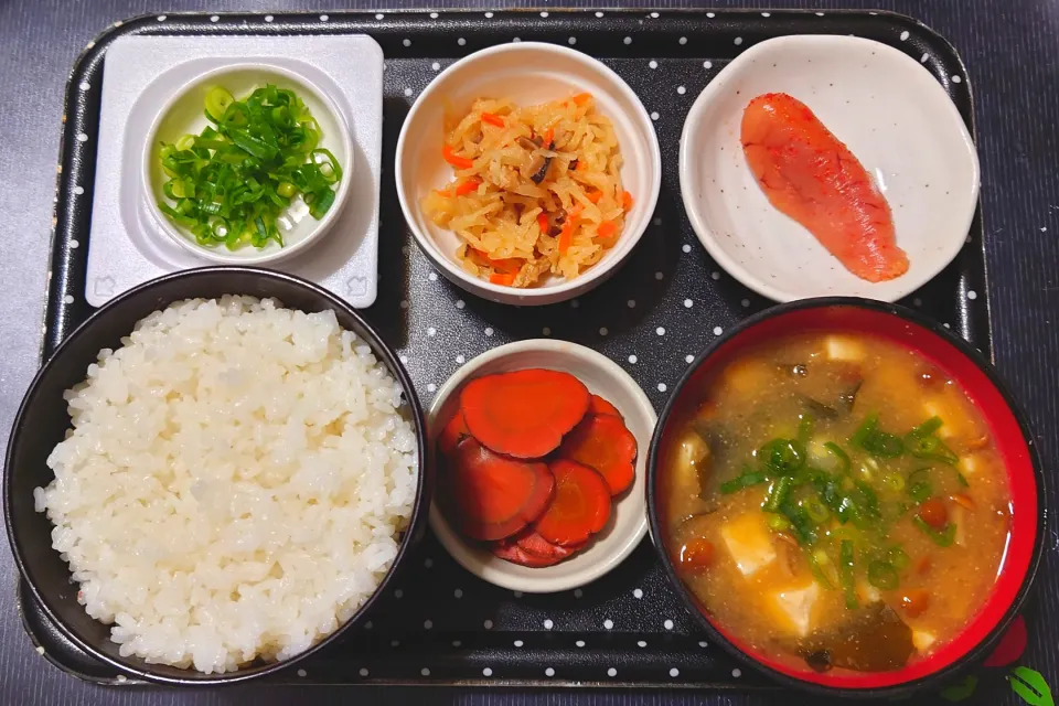 今日の朝ごはん（ごはんは新潟県産コシヒカリ（棚田米）、辛子明太子、切り干し大根、納豆、なめこ汁、にんじんのいぶり漬）|Mars＠釜飯作り研究中さん