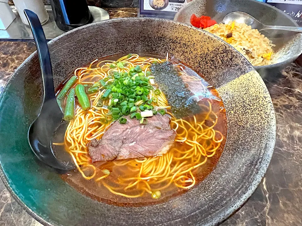 Snapdishの料理写真:小倉北区『蘭州ラーメン』薬膳ラーメン（激辛）ミニ炒飯セット|Kouji  Kobayashiさん