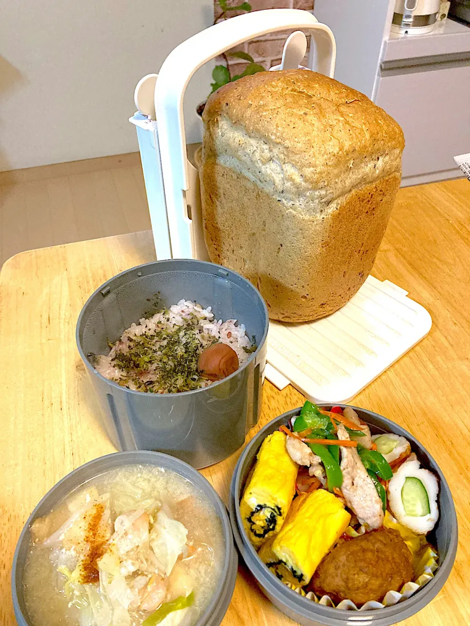 Snapdishの料理写真:旦那さんお弁当と朝焼き豆乳胡麻食パン🩷|さくたえさん