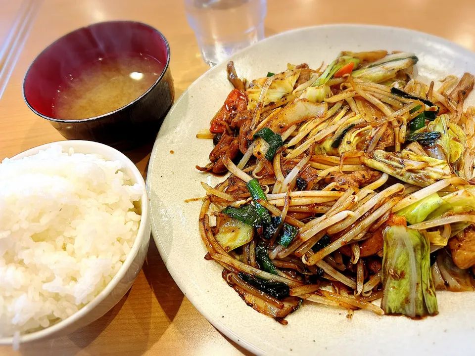 鉄板で焼く野菜炒め定食（モツみそ） ¥950|Blue Moon Caféさん