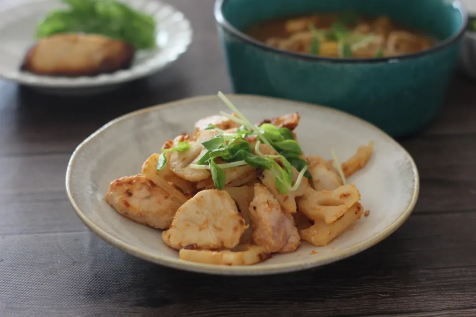 Snapdishの料理写真:鶏胸肉と蓮根のヤムニョムチキン風|ちいさなしあわせキッチンさん