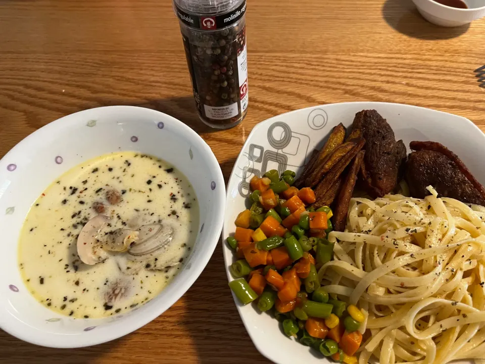 Confit duck with  garlic olive pasta. Creamy clam soup|Florrieさん