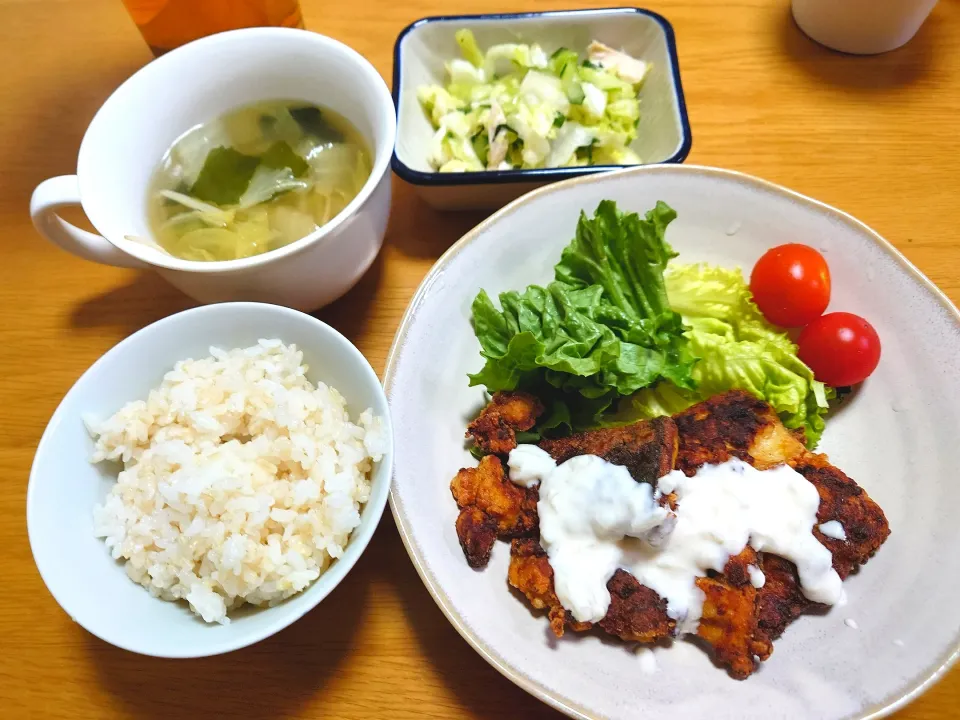 Snapdishの料理写真:サバのカレー風味竜田揚げ　ヨーグルトソース添えの献立|ごはんきろくさん